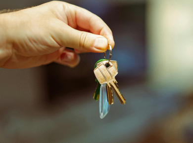 Détectez et stoppez une sous-location illicite. Le commissaire de justice sécurise la preuve, chiffre les préjudices et accompagne le bailleur dans ses démarches.